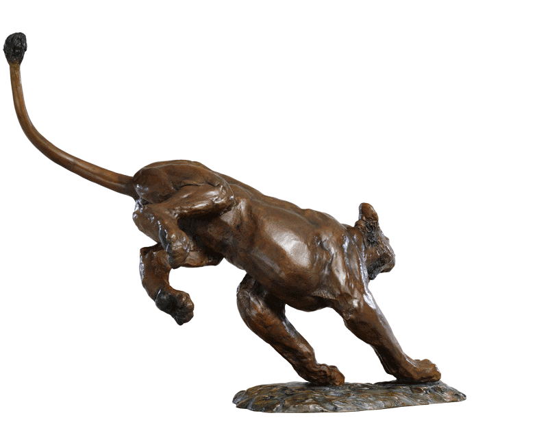 assaut de lionne en bronze