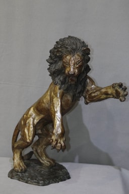 Lion combattant - vue 1