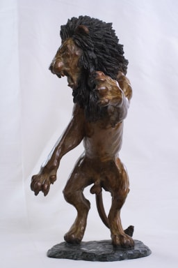 Lion combattant - vue 2