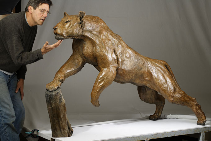grande lionne en bronze
